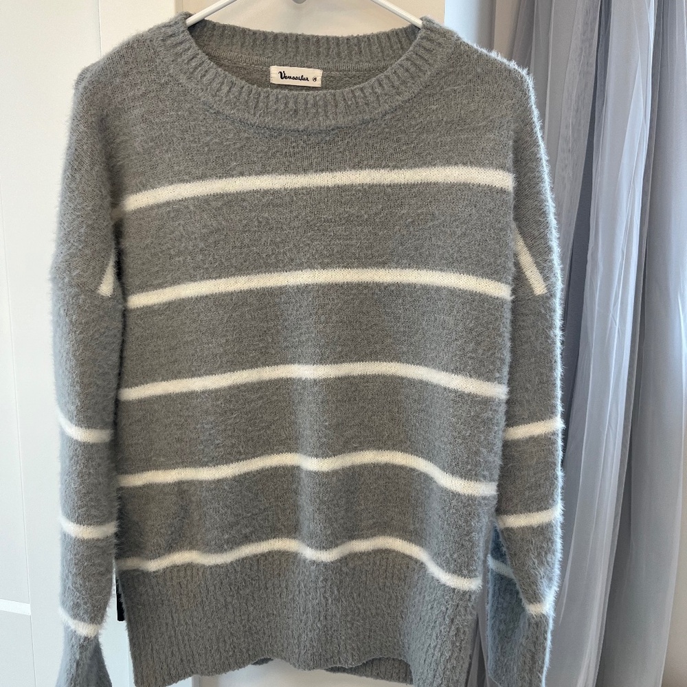 Vernacular Medium Women’s Like New Grey/White Striped Sweater Soft!